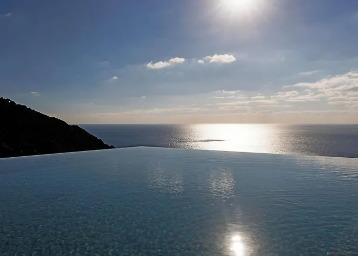 酒店 Crimson View Villa By Hide Out 5*